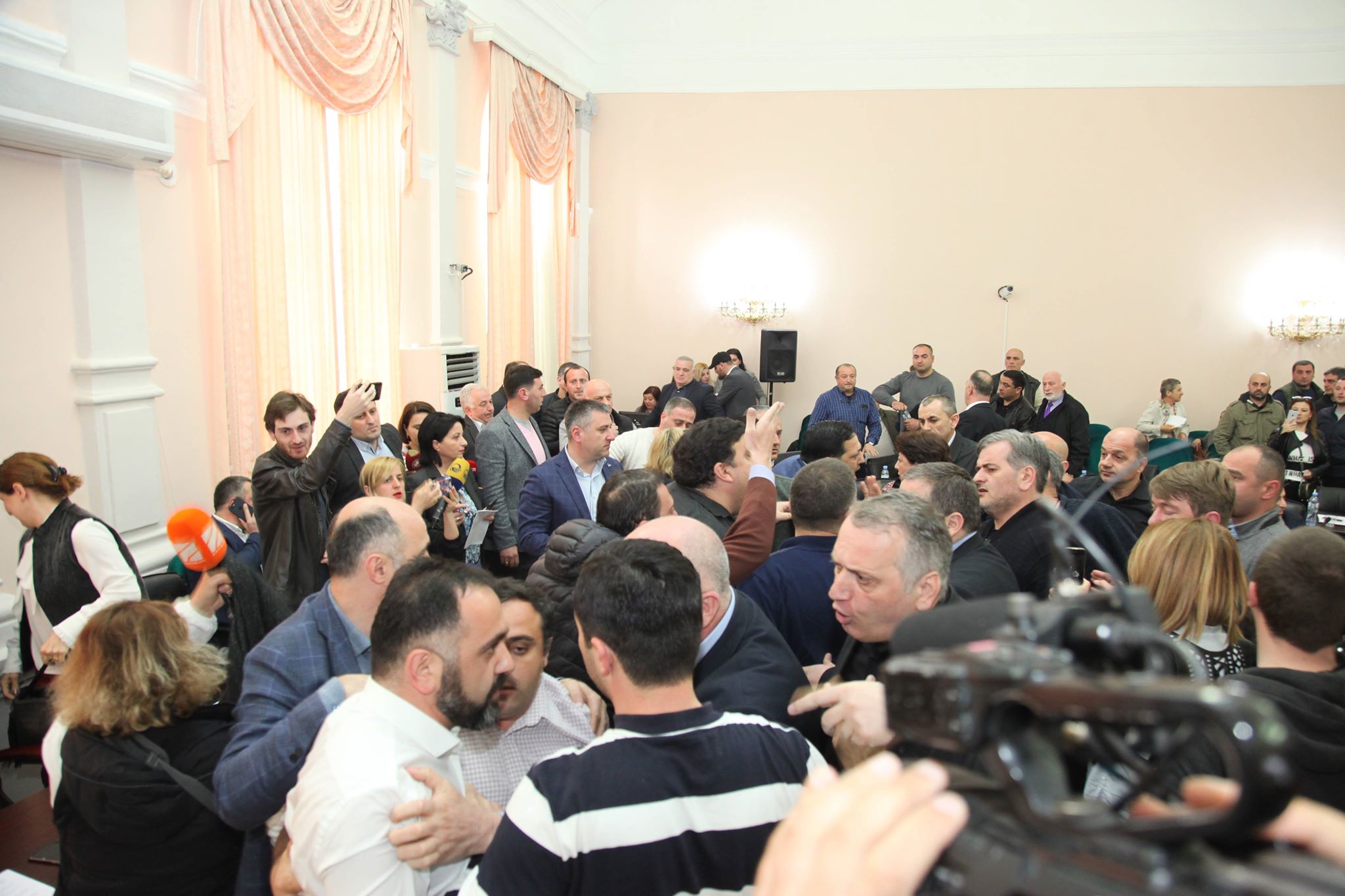 ნეპოტიზმზე გამოთქმული ეჭვები და ფიზიკური დაპირისპირება ტერენტი გრანელის გამო – ბათუმის საკრებულოში