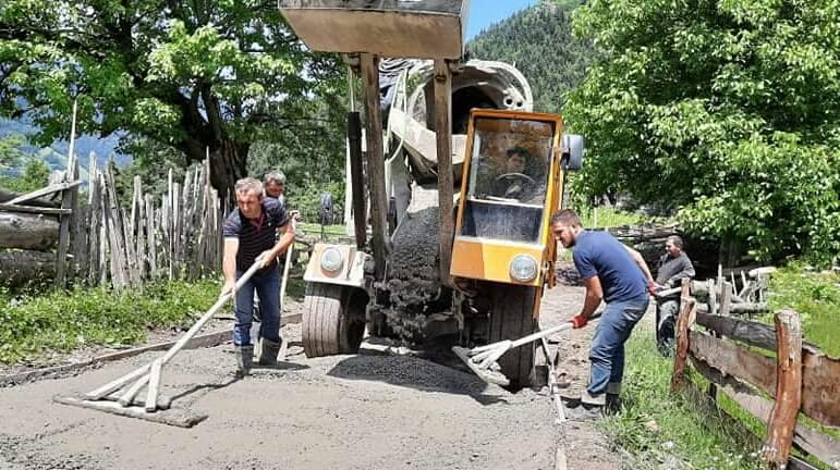 ბეტონის საფარს აგებენ