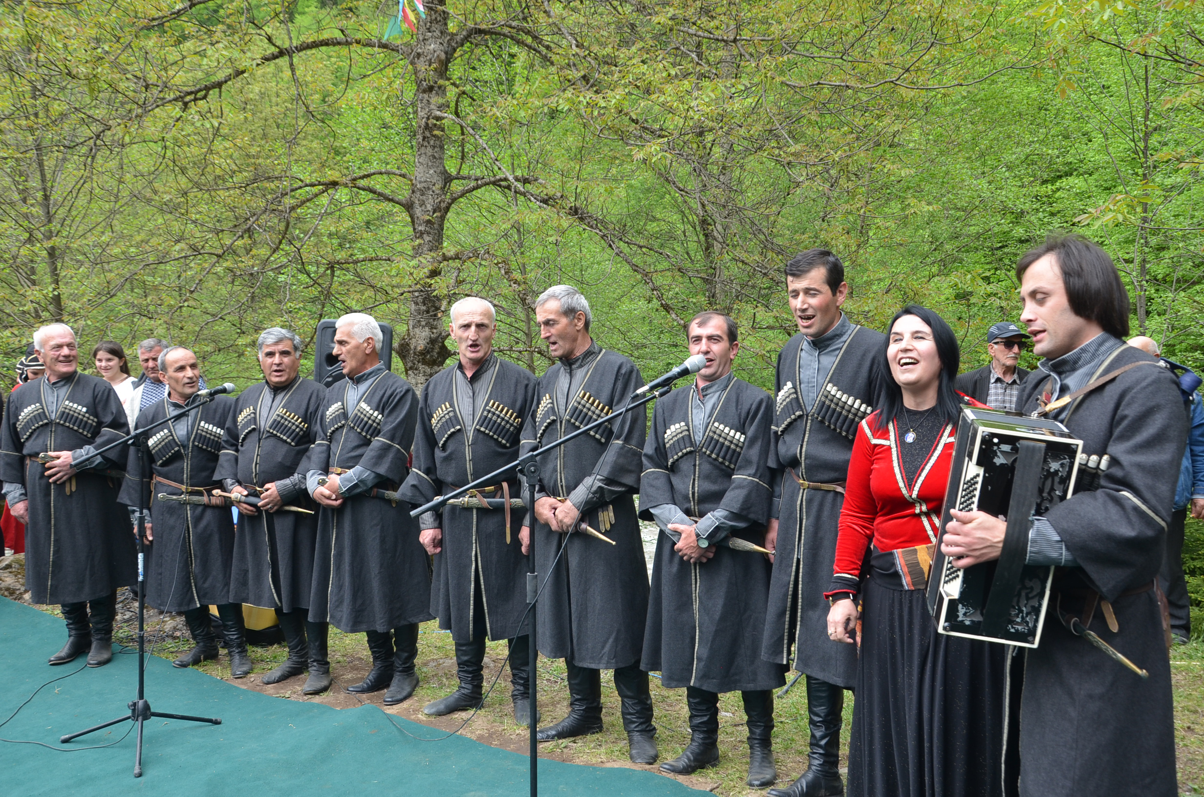 <<ინეგოლელი ჩვენებურების წინაშე ქართული ცეკვა-სიმღერით პირველად ჩვენ წარვსდექით>>