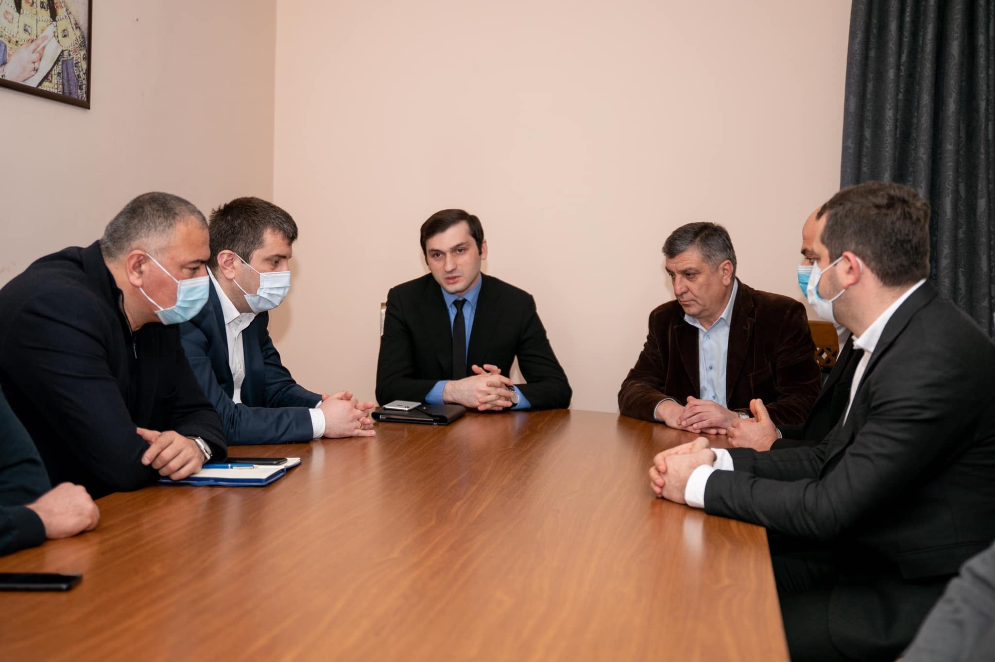 თორნიკე რიჟვაძემ ხელვაჩაურის მერიაში სამუშაო შეხვედრა გამართა