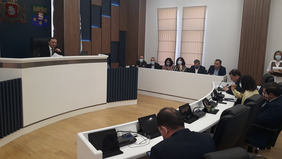 დეპუტატების უფლებამოსილების შეწყვეტის საკითხზე იურიდიული კომიტეტი იმსჯელებს