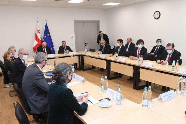 მოლაპარაკებების მესამე რაუნდის მოლოდინში…