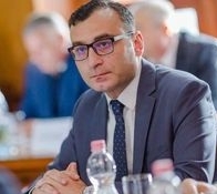 ,,ცოტა უცნაურია, პოლიტპატიმარი დაარქვა ამ ორ ადამიანს, რომლებიც უფრო განტევების ვაცებს მოგვაგონებენ”