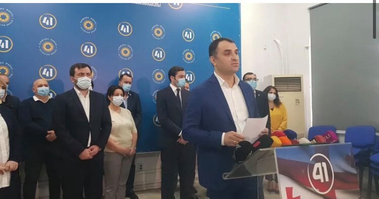 არჩილ ჩიქოვანმა ბრალდებებს უპასუხა – არცერთი საათი არ ვყოფილვარ მეგის ქარდავას მოადგილე