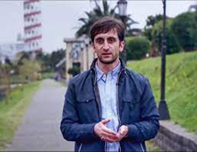 რომელ პარტიას წარმოადგენდნენ ადამიანები, რომლებიც სიებით მოძრაობდნენ უბნიდან უბანზე?