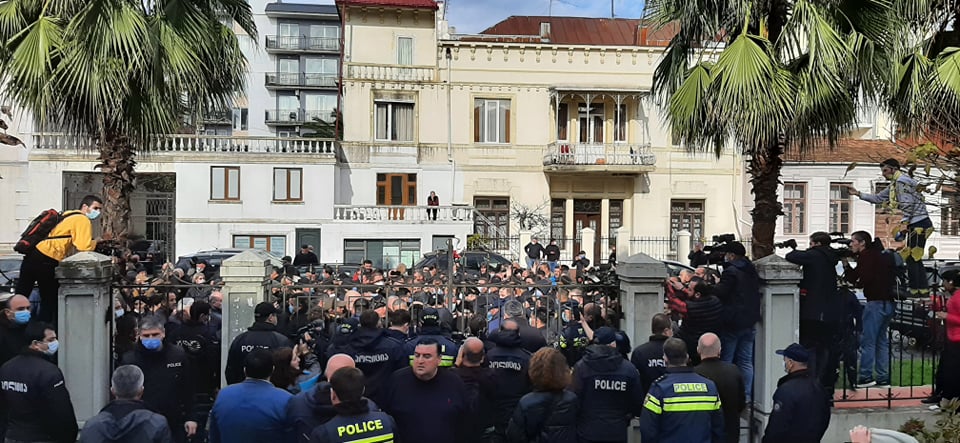 პროტესტი აქტივისტების დაკავებით დასრულდა