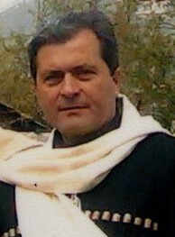 მუხლჩაუხრელად ემსახურება თავის ქვეყანას
