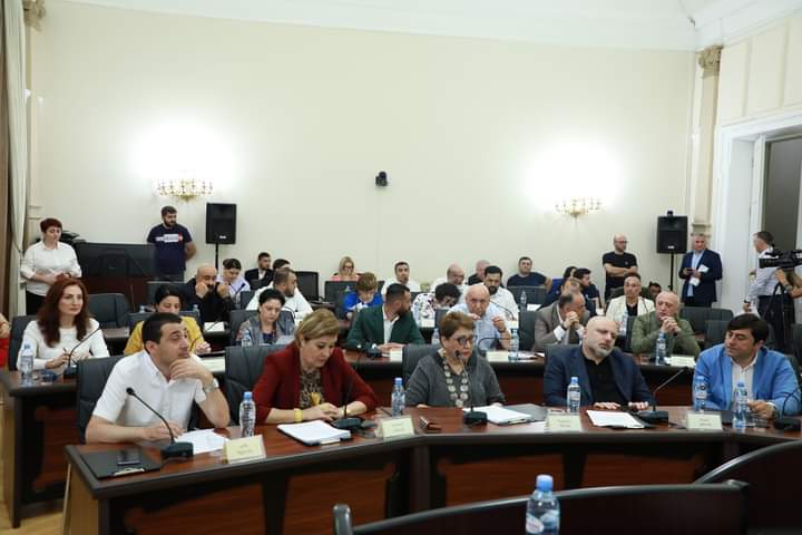 ჩვეული ხმაური და სიტყვიერი დაპირისპირება – საკრებულოს სხდომაზე