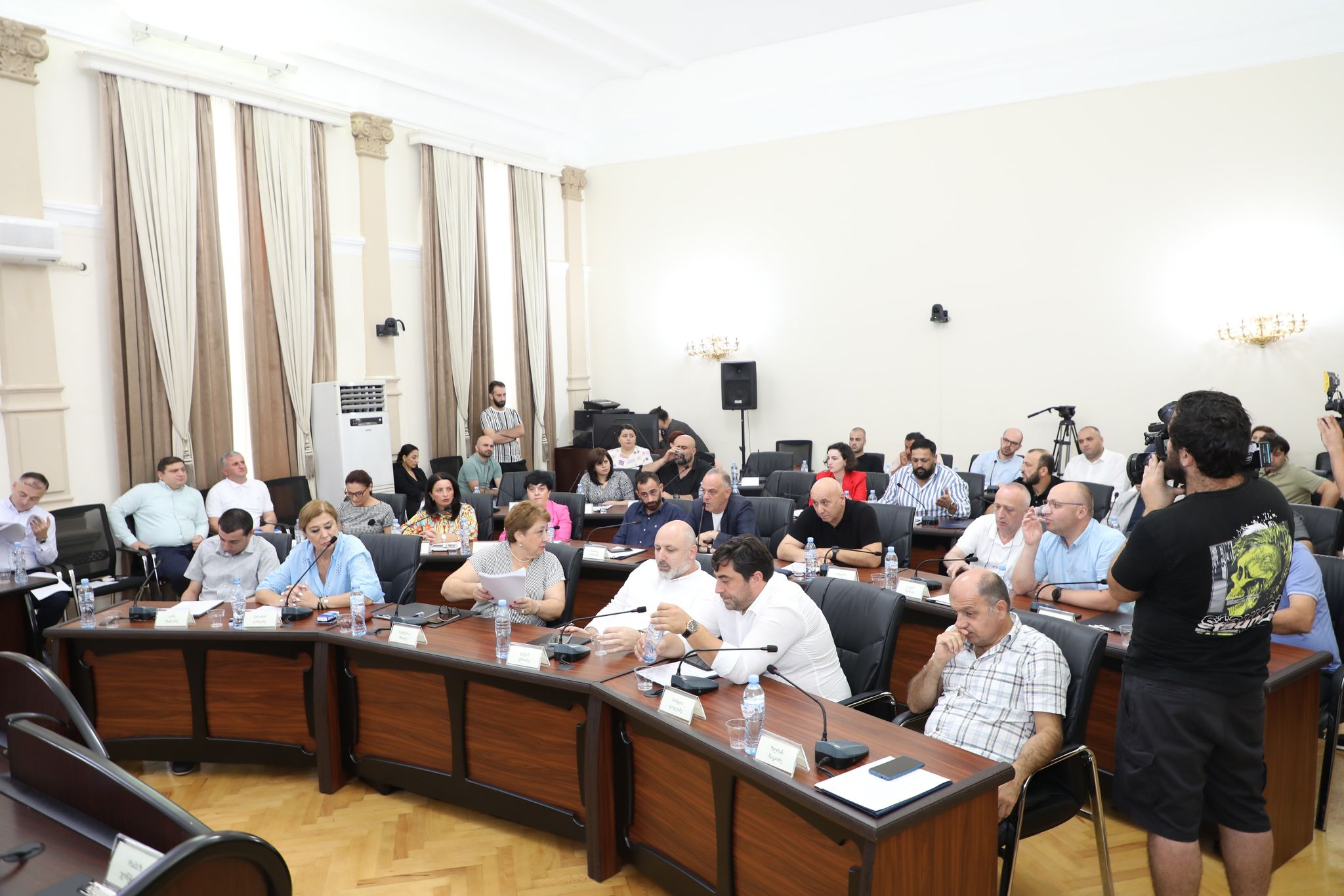 რამაზ ჯინჭარაძე: ტელევიზიების კამერების წინ ნუ გავხდებით სხვანაირები