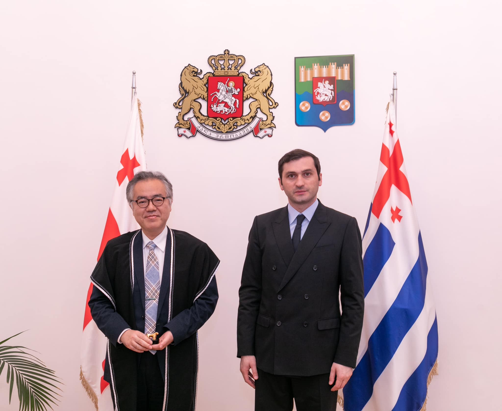 თორნიკე რიჟვაძე იაპონიის ელჩს საქართველოში იშიძუკა ჰიდეკის შეხვდა