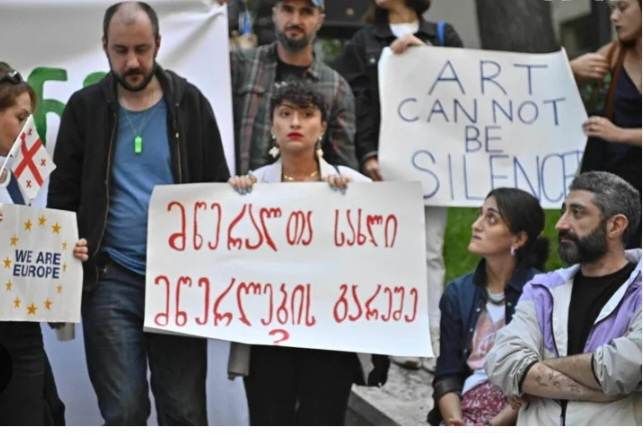 ,,დამოუკიდებლობა კინოცენტრს” – ამ ლოზუნგით ხელოვანებმა ბათუმში აქცია გამართეს
