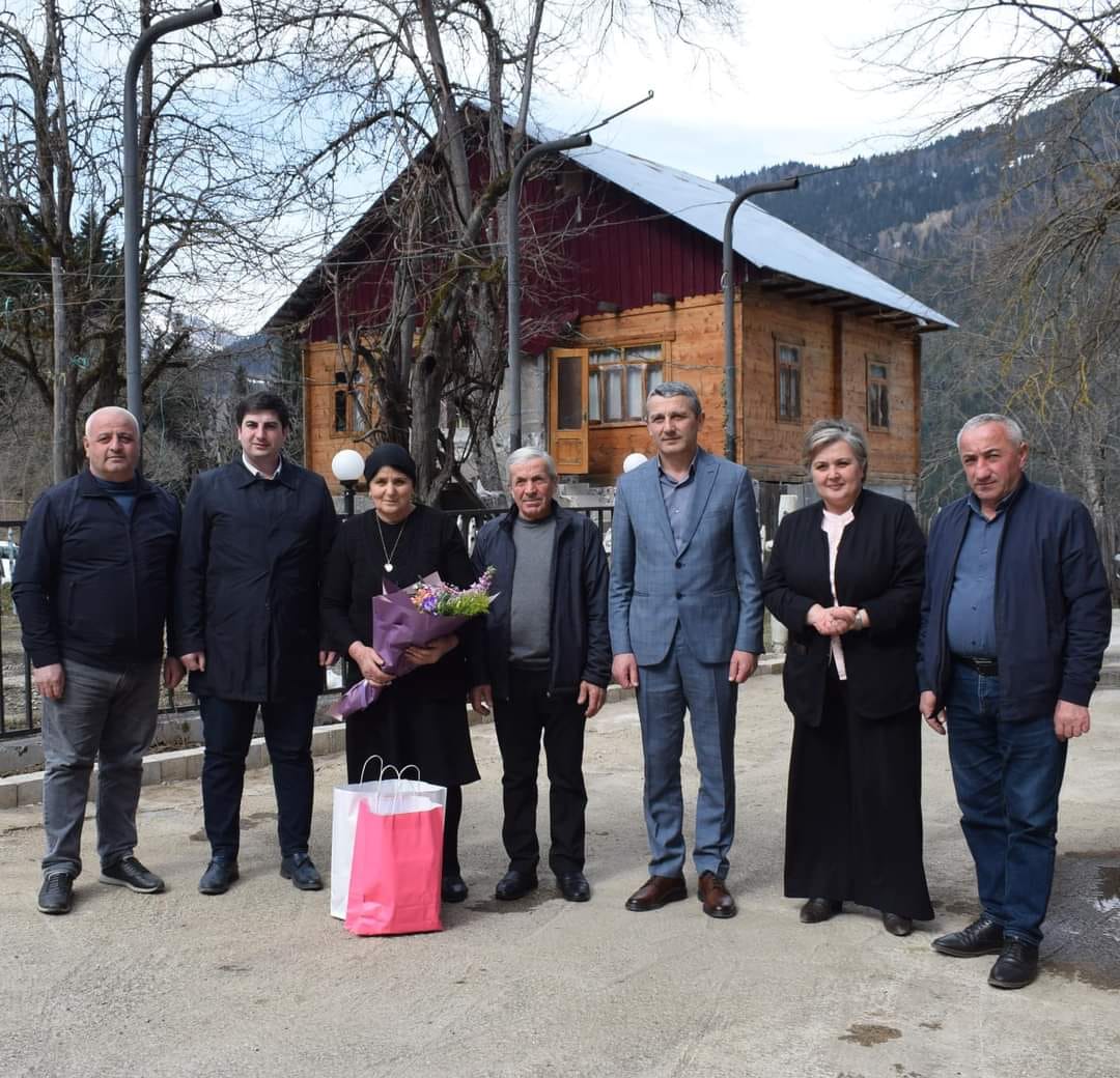აგვისტოს ომის გმირების დედებს მოეფერნენ