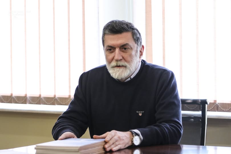 შეჩერებული სპექტაკლები, ორად გაყოფილი პოზიცია და სამხატვრო ხელმძღვანლის ბოდიში – მაყურებელს