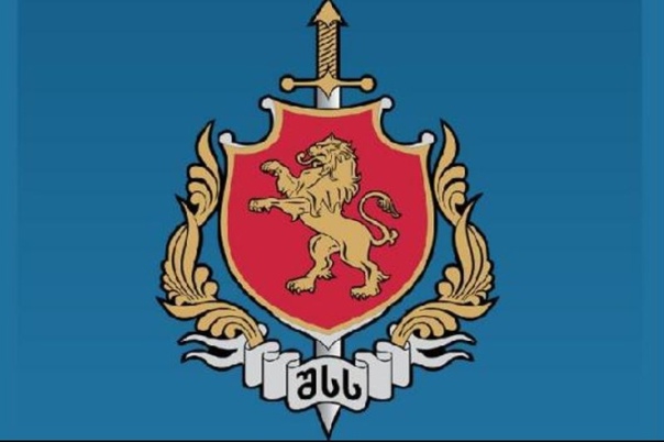 აჭარის პოლიციამ ჯგუფურად ჩადენილი გამოძალვისა და იძულების ბრალდებით სამი პირი დააკავა